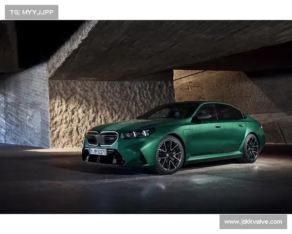 全新宝马M5插混增重24%，直线打平弯道更快，还是最便宜V8？